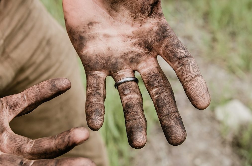 Arbeitende Hände, Gartenarbeit, schmutzige Hände arbeitende-haende-gartenarbeit-schmutzige-haende