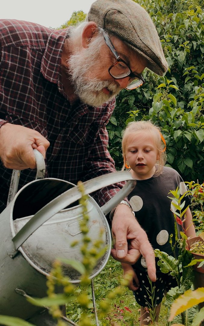 Opa mit Kind im Garten opa-mit-kind-im-garten
